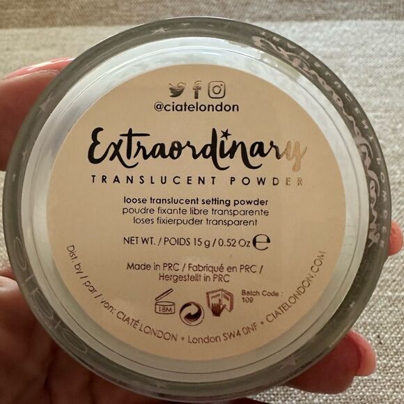 Extraordinary Translucent Powder - Picture 2 of 3